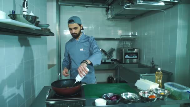 Ψητά λαχανικά ψητά κουδούνι σε ένα καυτό τηγάνι για τζάκι — Αρχείο Βίντεο