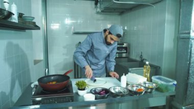 hizmet için bir tabakta sos Şef dökülen