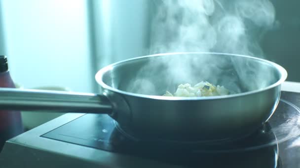 A séf fry friss zöldségek egy serpenyőben — Stock videók