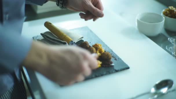 Kuchař zdobí dezert s lanýži — Stock video