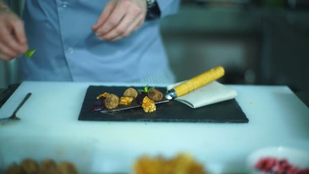 Der Koch dekoriert das Dessert mit Trüffeln — Stockvideo