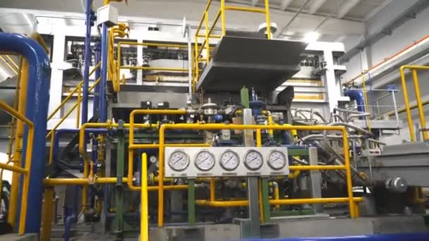 Equipos mecánicos en el taller — Vídeos de Stock