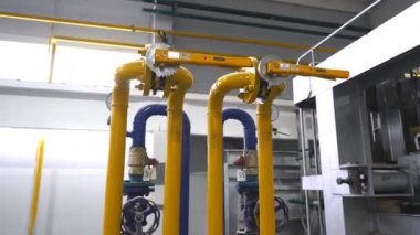 Endüstriyel fabrika. Çeşitli mekanizmaları ve metal borular