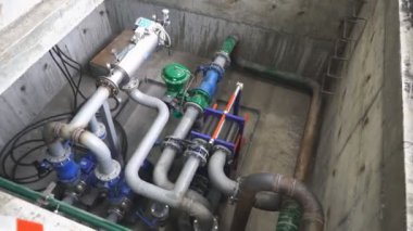 Endüstriyel enerji santralinde bulunan ekipman, kablolar ve borular.