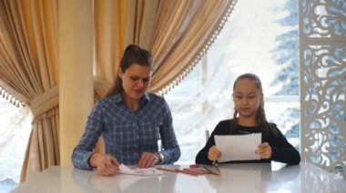 Anne ve kızı her diğer Resimler ve hugs göster