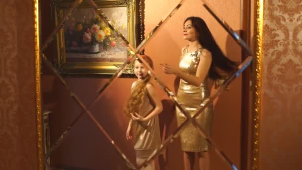 Lycklig mor och dotter kramas hemma framför spegeln — Stockvideo