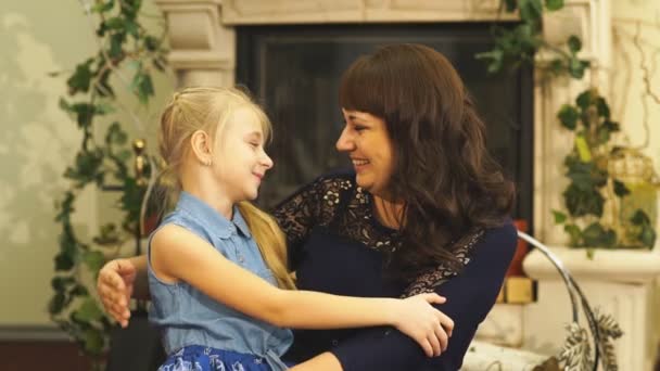 Όμορφη νεαρή μητέρα και η κόρη αγκαλιάζονται και χαμογελώντας — Αρχείο Βίντεο