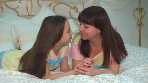 Joyeux famille aimante. Mère et fille adolescente fille sourire, jouer, embrasser à la maison — Video