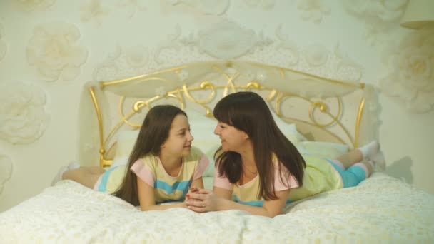 Mor pussar dotter i sängen — Stockvideo
