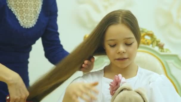 Mãe penteia suas filhas cabelo — Vídeo de Stock