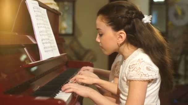 Χαρούμενα όμορφα μικρά κορίτσια παίζουν πιάνο μαζί — Αρχείο Βίντεο