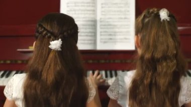 Neşeli güzel küçük kız birlikte piyano oynamak