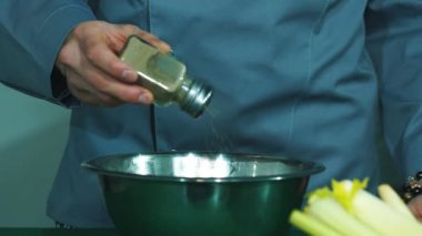 mutfakta yemek aşçı biber salatası