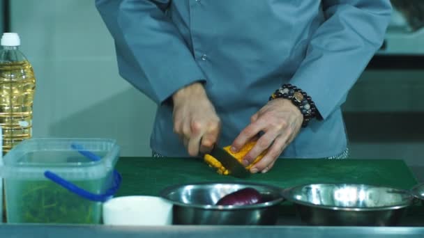 Schneiden von Mais durch Küchenchef Hände für Rezept Kochen auf Küchentisch. — Stockvideo