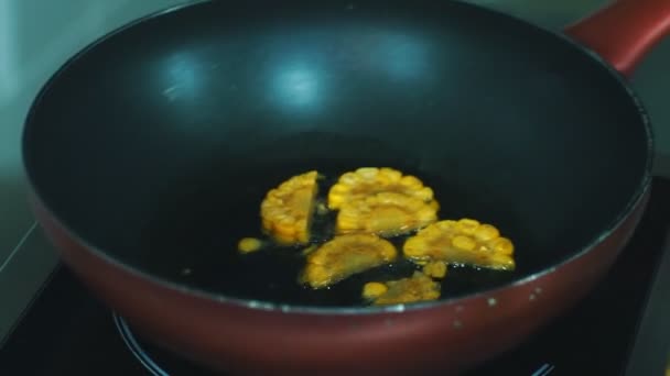 Chef goreng jagung dalam panci — Stok Video