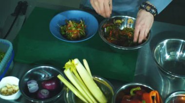 Şef salata tabakları bırakır
