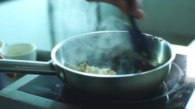 Şef sebzeler tavada kıpırdanırken.