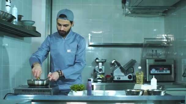 Chef se molesta en salar las verduras en la sartén — Vídeos de Stock