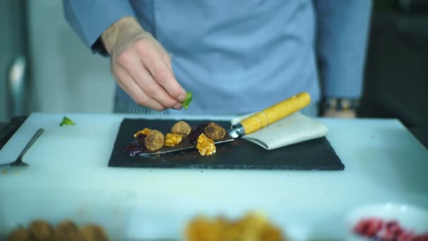 Kuchař zdobí dezert s lanýži — Stock video