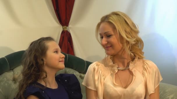 Красивая мама и дочь веселятся дома — стоковое видео