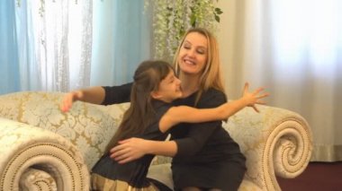 mutlu anne ve kızı evde sarılma