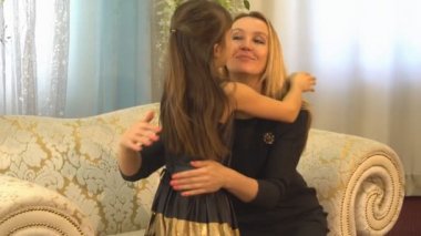 mutlu anne ve kızı evde sarılma