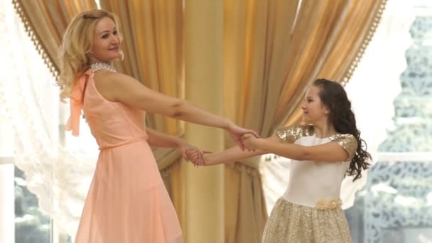 Anne ve kızı elele ve birlikte iplik — Stok video
