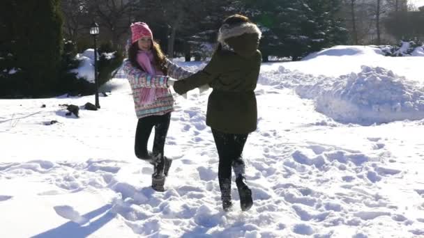 Feliz familia madre y bebé hija hija ejecutar, caminar jugando en invierno al aire libre en la nieve — Vídeo de stock