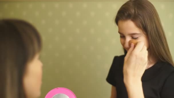 Женщина с дочерью с помощью косметических средств в спальне — стоковое видео