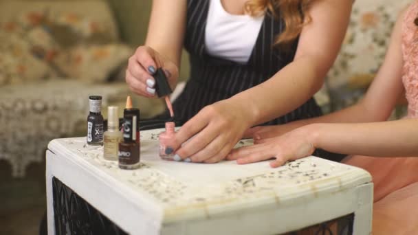 Young woman and her little daughter doing nails at home — Stock Video