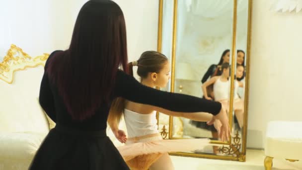 Mamá bailarina e hija bailarina haciendo movimientos de baile — Vídeos de Stock