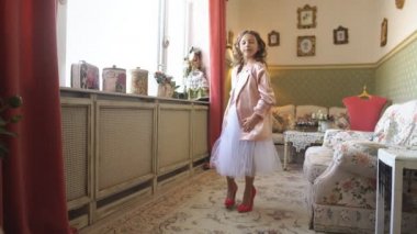 kızı aynanın önünde poz anneler Ayakkabı