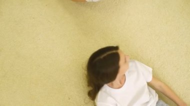 Anne ve anne, kızı gülen, gülümseyen pembe pijama, yatakta yatan kızı görünümü top