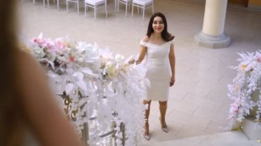 kızı merdivenlerden annesine gider.