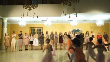 kalabalık kız anne sarılma