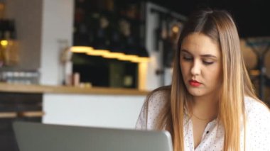 laptop için çalışma ciddi bir iş kadını ve belgeler görünüyor