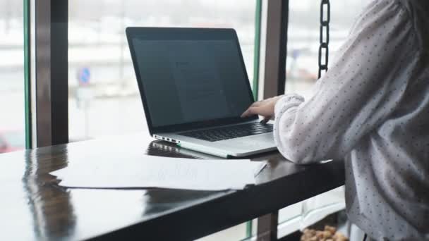 Business woman working with laptop and talking on cell phone. — Stock Video