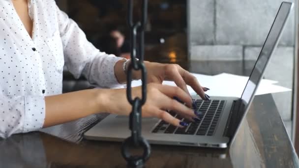 Positiv gekleidete Journalistin, die während der Arbeitspause im Café-Interieur Fernarbeit verrichtet — Stockvideo