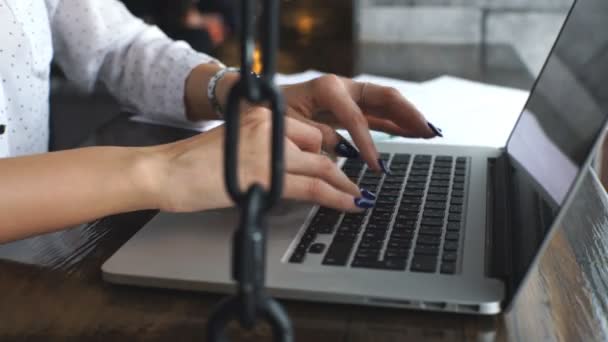 Eine junge Geschäftsfrau in weißem Hemd druckt auf einem Laptop — Stockvideo
