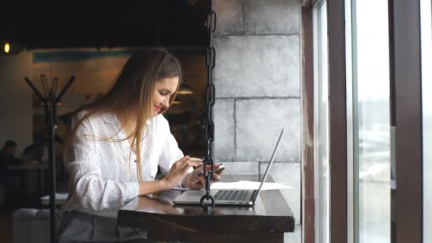 Žena na sobě bílou košili úsměv a myšlení v kavárně café s počítači laptop na stole