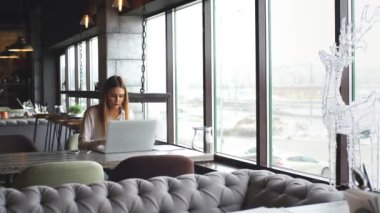 işkadını dizüstü bilgisayar ve kontrol belgili tanımlık evrak ile çalışma