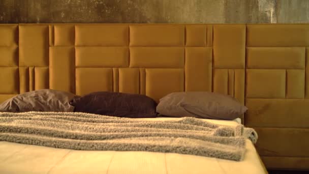 Luxuriöse beige moderne Bettmöbel mit gemustertem Bett mit Lederbezug Kopfteil — Stockvideo