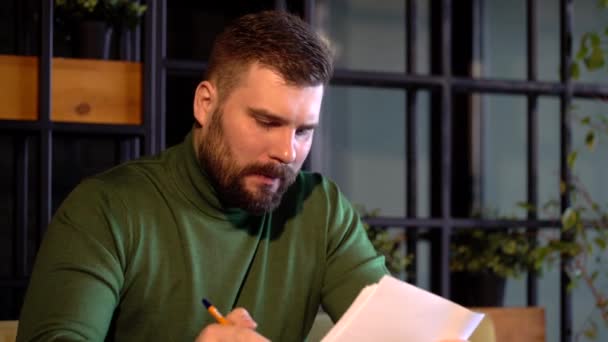 Empresario escribiendo documento en la cafetería . — Vídeos de Stock