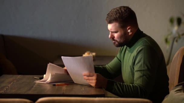 Empresario sentado en un restaurante mirando a través del contrato — Vídeos de Stock