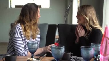 Genç güzel kız arkadaşı ile kafede oturan ve bir hediye alma