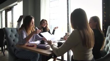 Şirket iş kadınları aktif tartışır bir kafede bir iş projesi