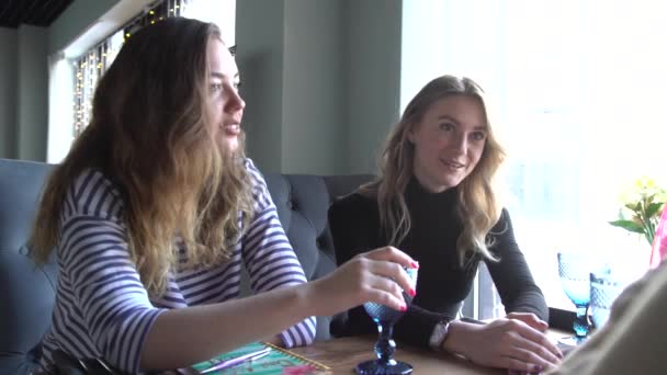 The girl tells her friends an interesting story — Stock Video
