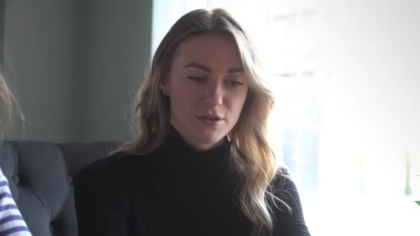 Eine junge schöne Frau erzählt ihren Freunden eine faszinierende Geschichte — Stockvideo