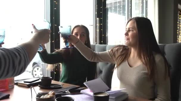 Вітаю. Жінки тости в келихах білого вина в кафе — стокове відео