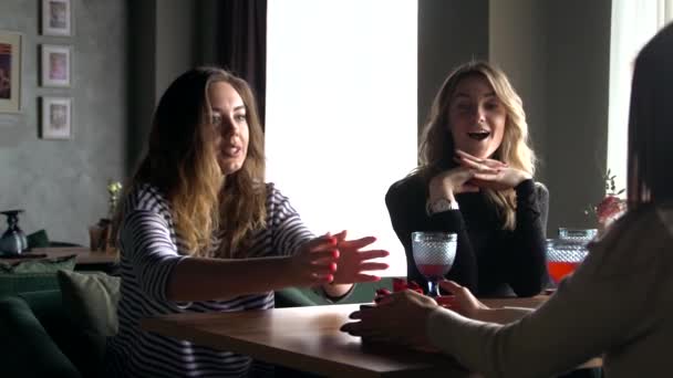 Een vrouw krijgt een geschenk van een van haar vrienden.slow motion — Stockvideo